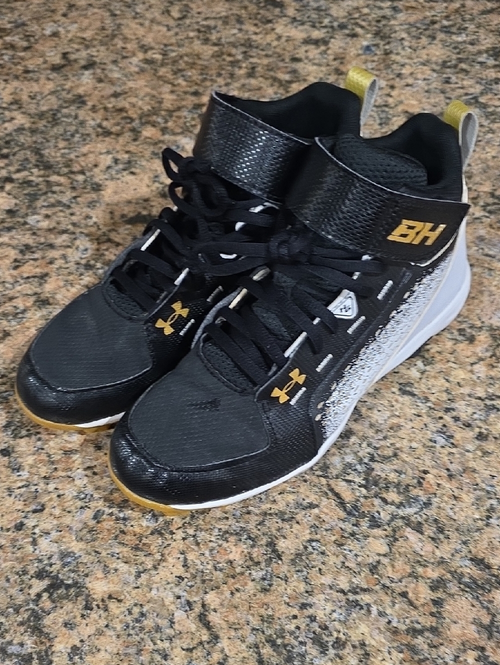 Under Armour Black and Gold Baseball Cleats Size 4.5Y